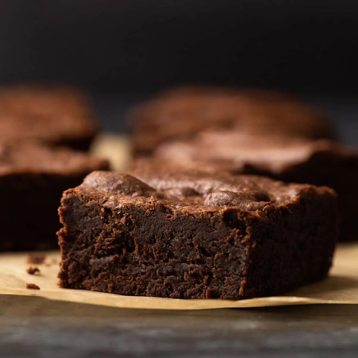 Брауни дома. Шоколадный Брауни. Кекс Брауни шоколадный. Шоколадный Брауни Chocolate Brownies. Brauni шоколадные кексы Брауни.