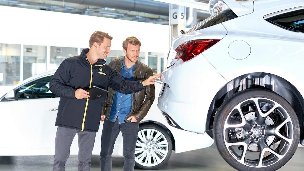 Автомобиль ремонт опель. Opel service. Опель ремонтная машина. Опель в сервисе механика. Опель плюс сервис.