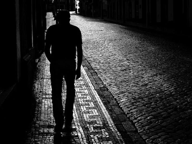 человек идущий в темноте. одиночество в ночи. парень на ночной улице. парень ночью на улице. идет мужик ночью.