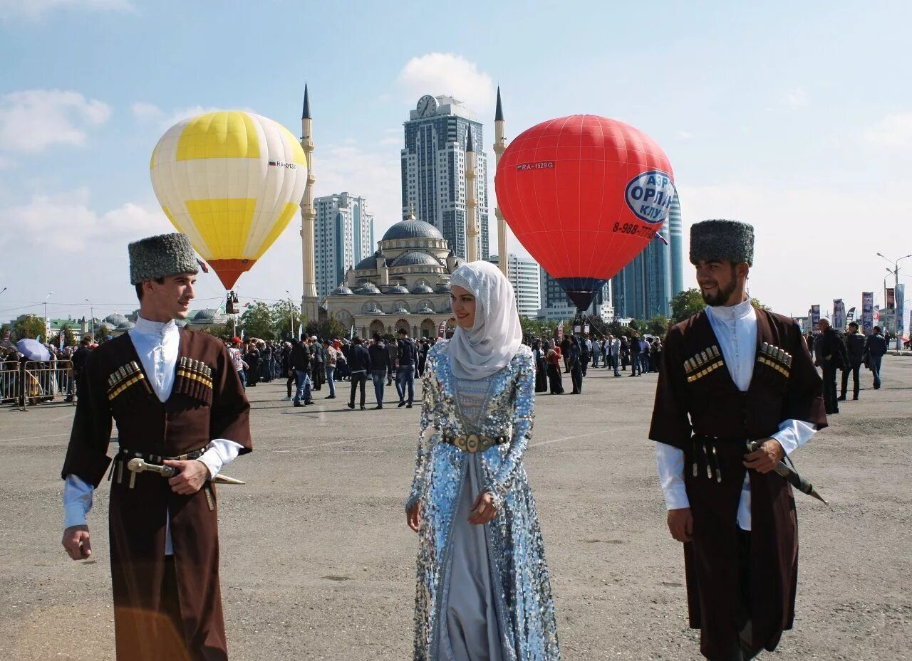 Коренные жители грозного. День города Грозный. Республика Чечня люди. Грозный город люди. День города в Чеченской Республике.