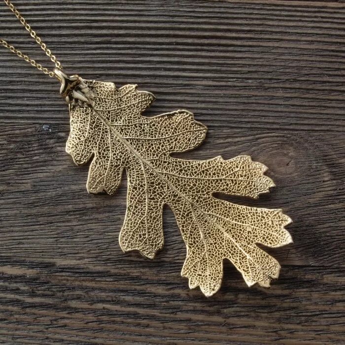 Брошь дубовый лист из бисера. Резьба по дереву листья. Формы разделочных досок из дерева. Стол дубовый лист. Колье канадский клён.