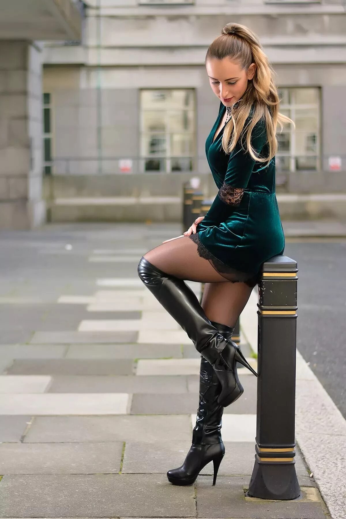 Девушка в ботфортах на шпильке. Девушки в сапогах на каблуках. Рэйчел виллиамс в ботфортах. Кэтрин джейд в сапогах. Девушки в ботфортах.