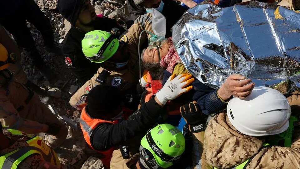 Спасенные землетрясение. Спасатели разгребают завалы. Спасенные из под завалов в Турции.