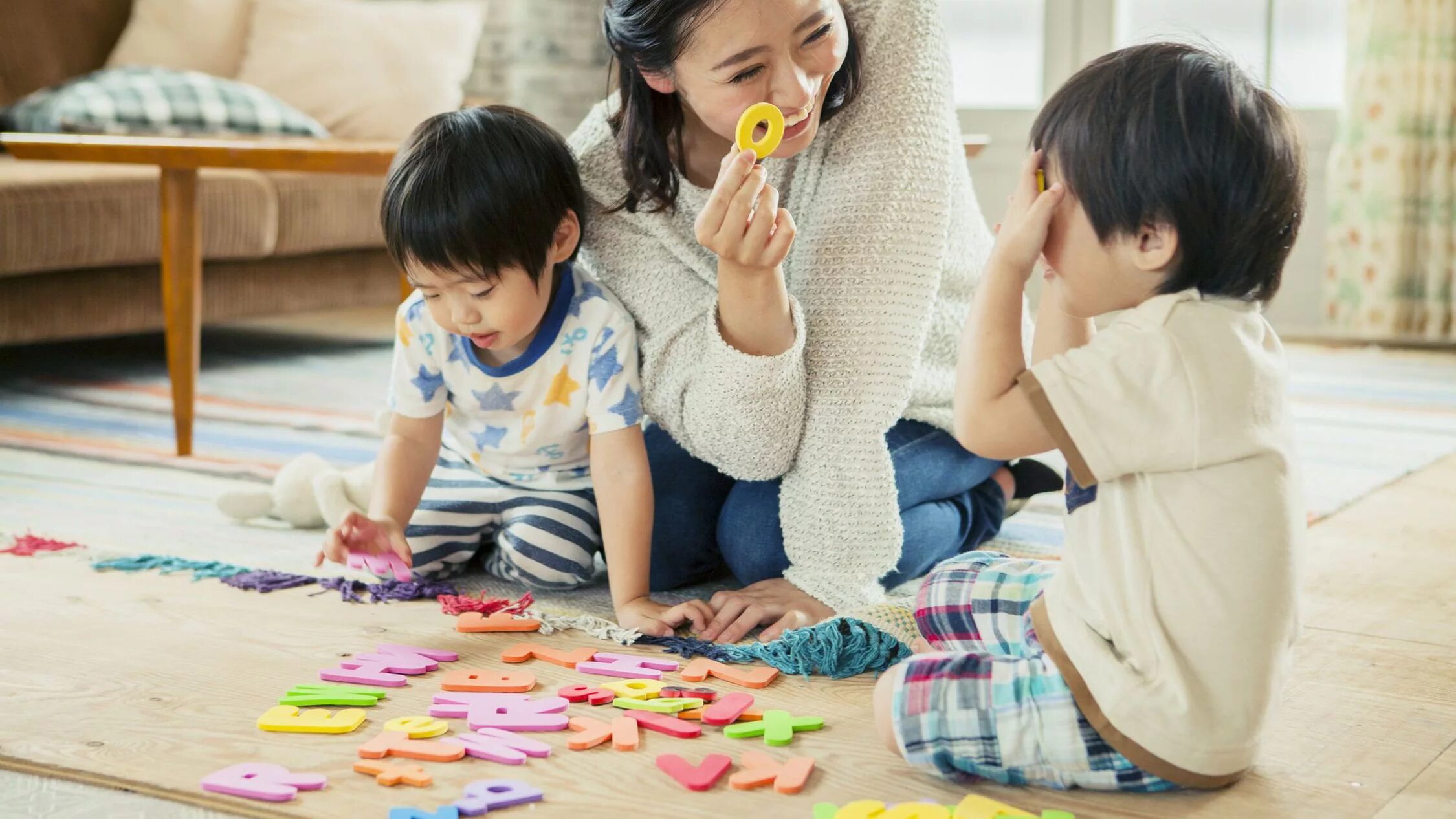 I teach children. Дети интересуются к искусству. Дети воспитание паттерн. Воспитатель дети азиаты. Дети учатся быстрее взрослых.