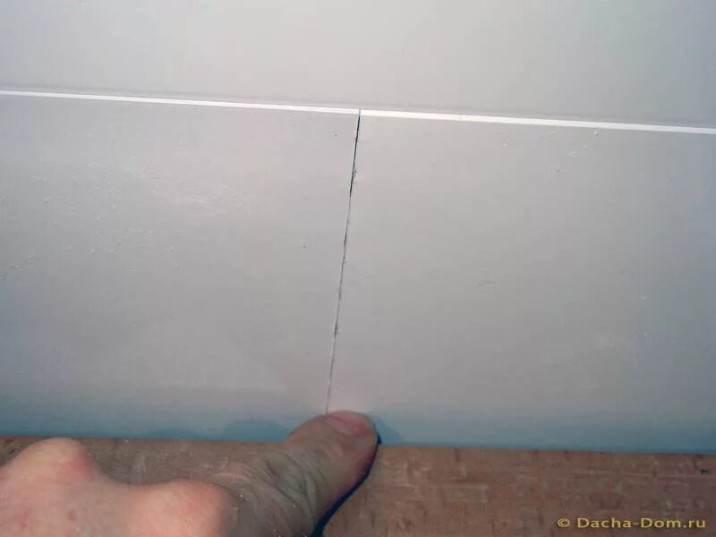 Стыки между панелями пвх. Стык пвх панелей на потолке. Плинтус в ванную комнату на потолок. Профиль для соединения хдф и мдф. Стыки между панелями пвх.