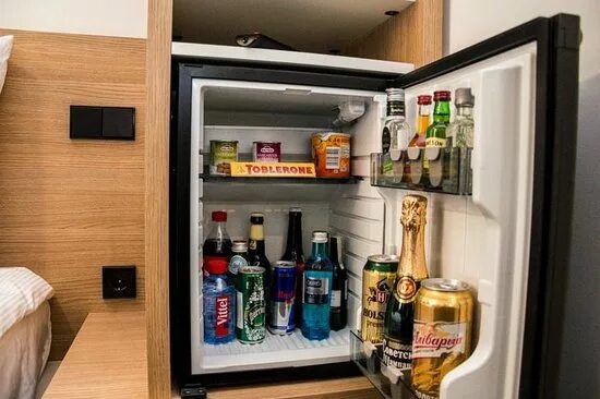 холодильник в номере это мини бар. минибар в отеле. Dometic hipro 4000. холодильник в номер гостиницы. мини холодильник в интерьере.