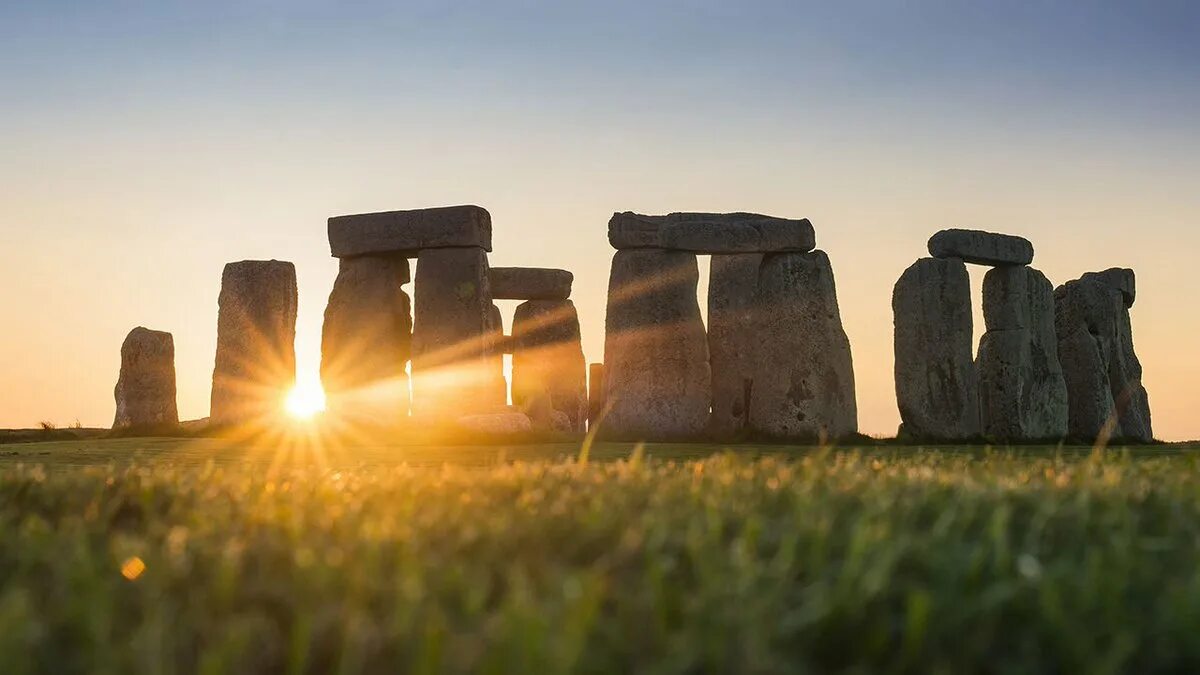 Stonehenge is perhaps the worlds. Херитадж Стоунхендж. Стоунхендж солнце. Стоунхендж туристы. Стоунхендж раскопки.