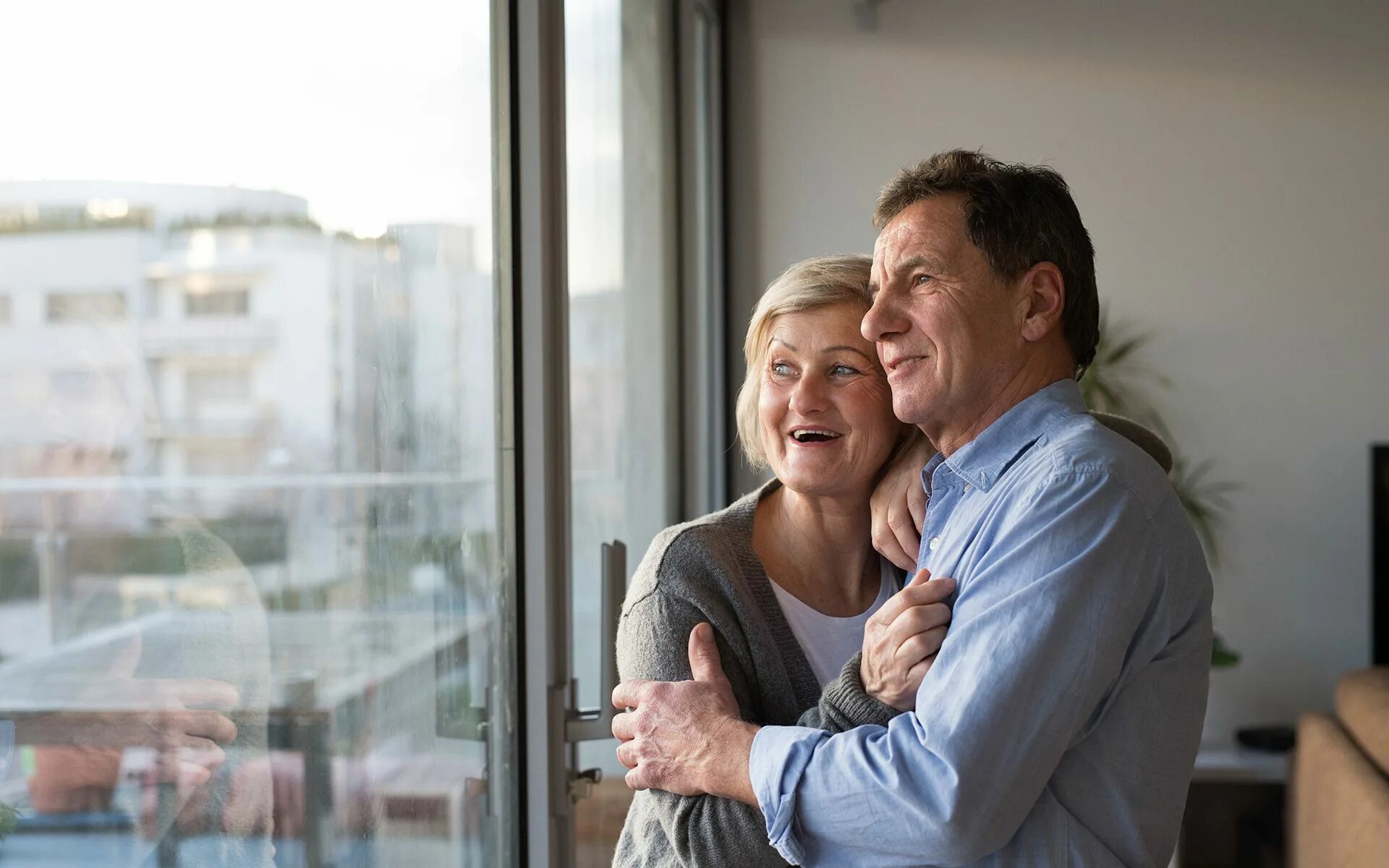 дают ипотеку пенсионерам неработающим. ипотека для пенсионеров. необходимые документы для подачи в субсидию. ипотека для молодой семьи без детей. пожилой человек в квартире.