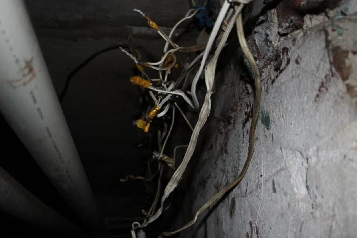 Изоляция электропроводки. Короткое замыкание. Проводка в погребе. Коротко проводку. Замыкание электропроводки в квартире.