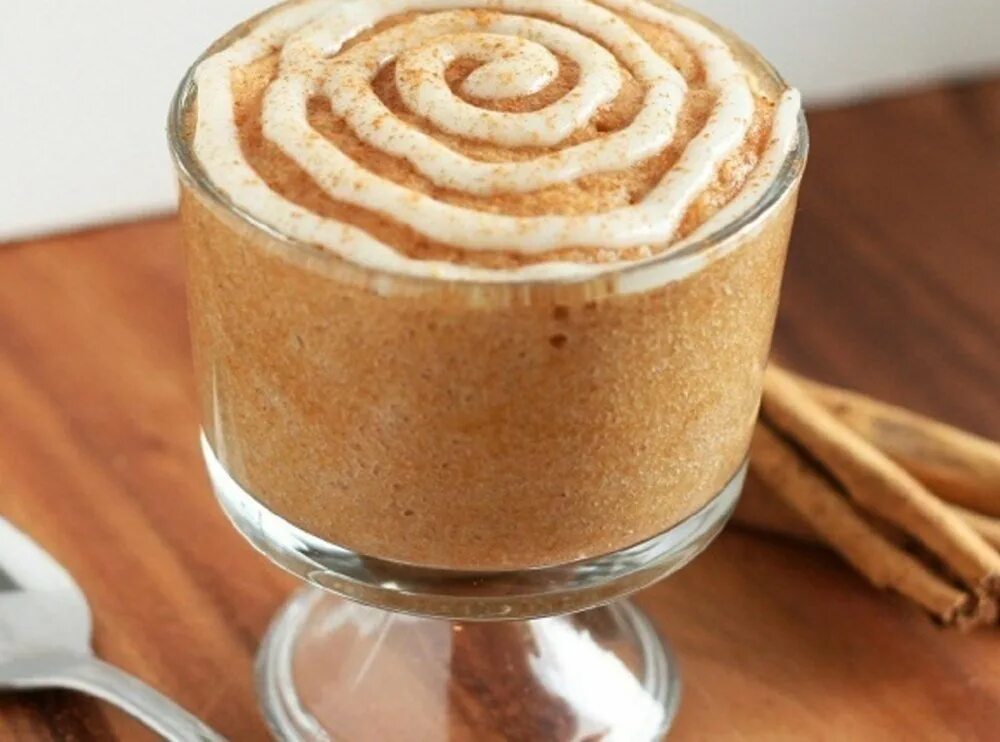 Что вкусного приготовить в микроволновке сладкое. Вкусняшки за 5 минут в домашних условиях. Десерт в микроволновке. Кекс в кружке с какао. Легкий десерт в микроволновке.