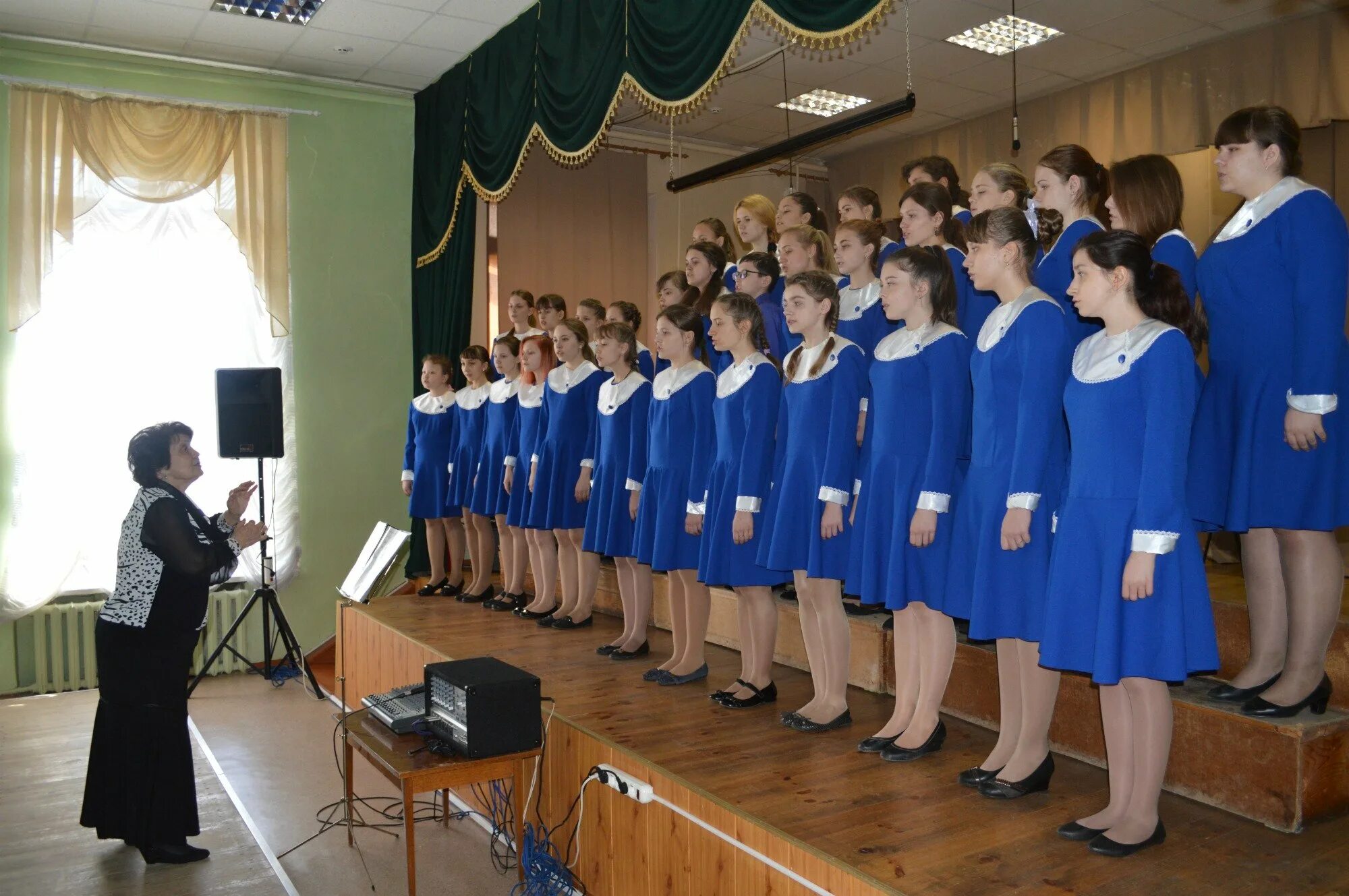 Апрель конкурс ансамблей. Железногорск Илимский ДШИ. Школа искусств Железногорск. Железногорская детская школа искусств. Костюмы в школу на конкурс хора.