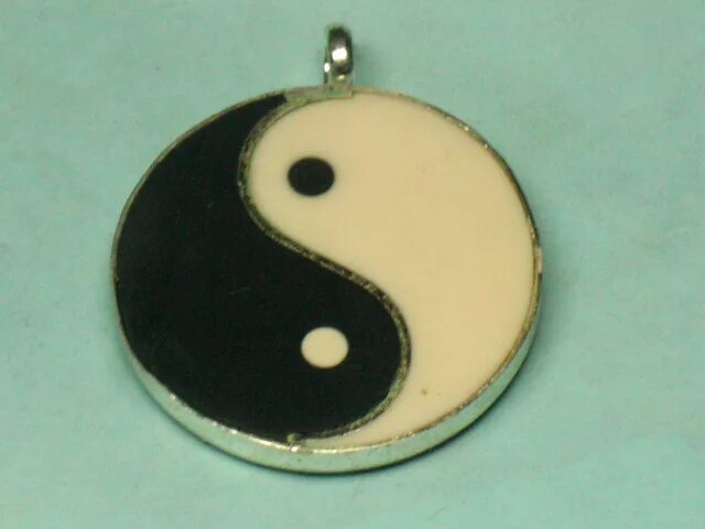 Инь янь николаевка. Кулон инь янь серебро. Инь янь николаевка. Подвеска инь-ян pttc002. Yin & yang / инь и ян белый (gfu04iag02r) rt 600 х 600.