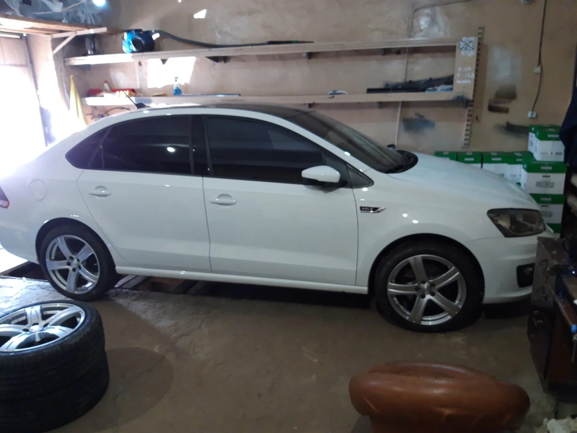 Volkswagen polo на 17 дисках. Volkswagen polo sedan р17. Фольксваген поло 17. Vw polo sedan r17. Volkswagen polo sedan р17.