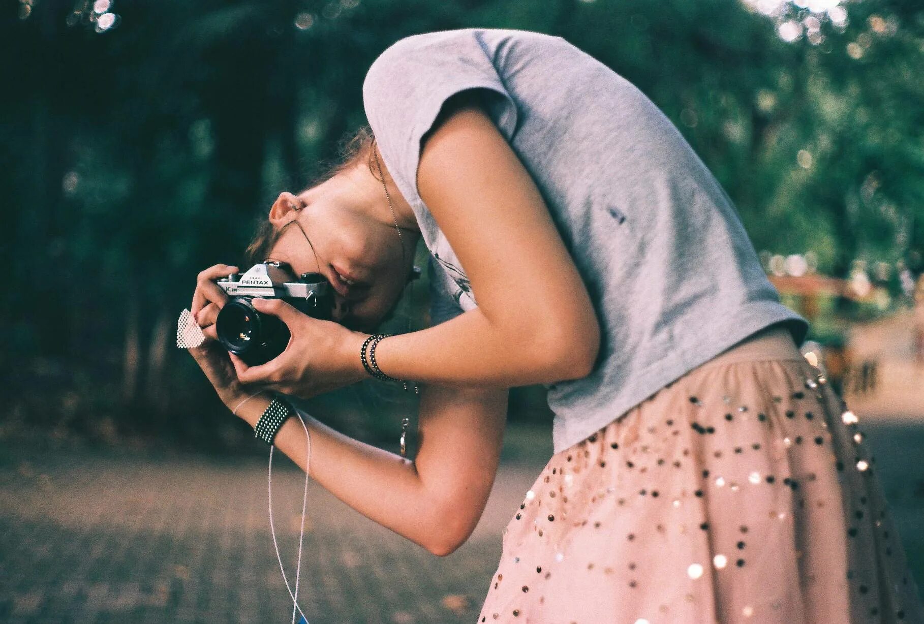 Где фотограф был пристроен на ночь. Фотосессия с пленкой. фотограф на пленку. пленочные фотографии. фотосессия на пленку дома.