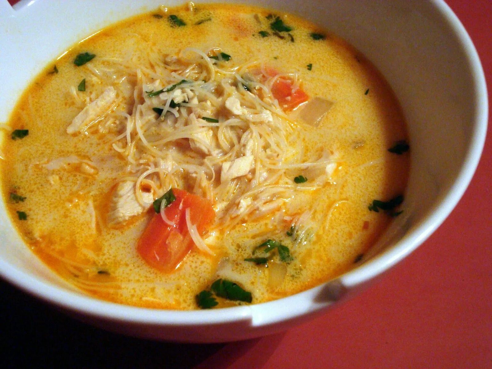 Суп в домашних условиях из курицы. Чикен карри суп. Суп куриный (Tavuk Corbasi). Tavuk Çorbasi куриный суп. Куриный суп со звездочками.