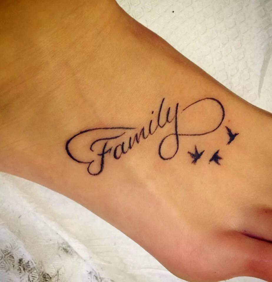 Ане туту. Тату бесконечность с надписью. Татуировки женские на руке. Тату знак бесконечности с надписью. Семейное тату.