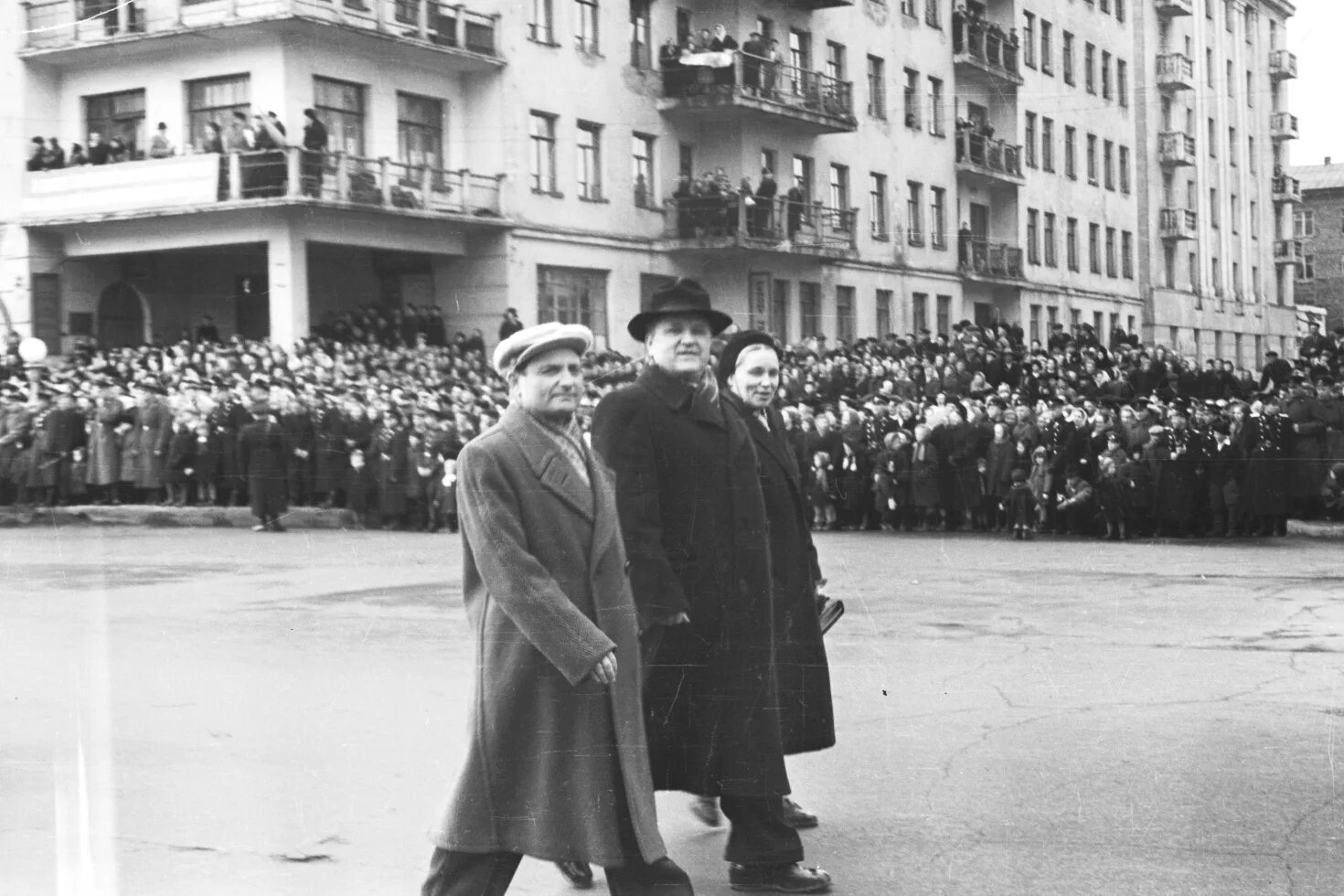 Мурманск СССР. Первомайская демонстрация Мурманск. 1 Мая 1958 года. 1 Мая Мурманск. 1958 год россия