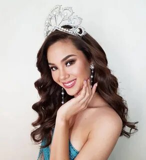 Hoa hậu Hoàn vũ 2018 - Catriona Gray đã làm rơi một mảnh của chiếc vương mi...