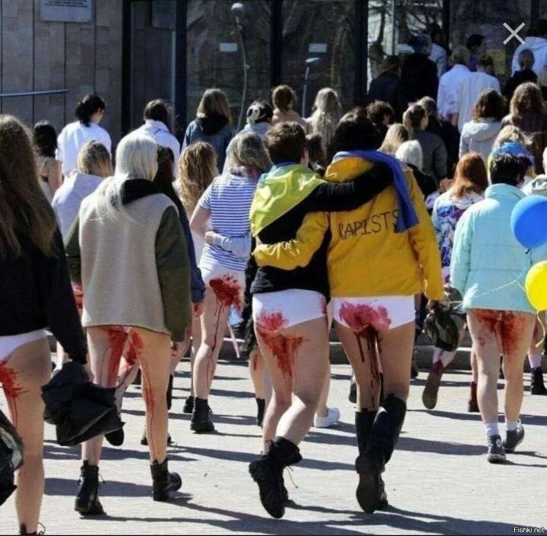 Хохлы гол. Украинки флэшмоб кровь в Европе. Протесты украинок в Европе. Украинцы протестуют в Европе.
