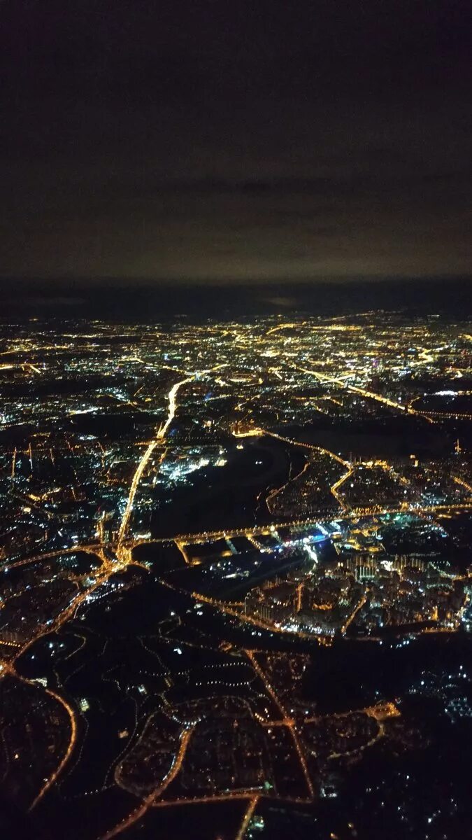 Вид на ночную Москву. Не очная Москва с самолета. Москва вид с самолета. Ночной город с самолета. Хлопок в москве ночью