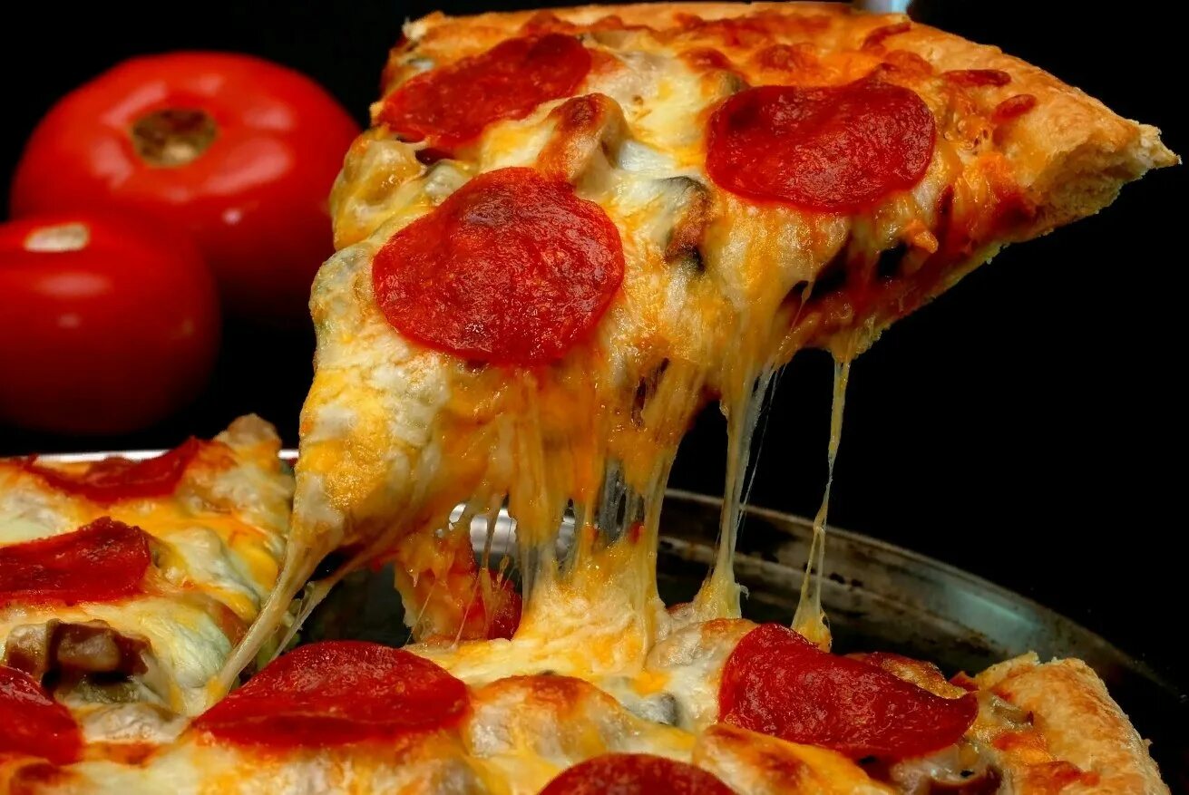 Пицца большие куски. Пицца пепперони. Пицца с пепперони и моцареллой. Пицца пепперони с помидорами. Сочный кусок пиццы.