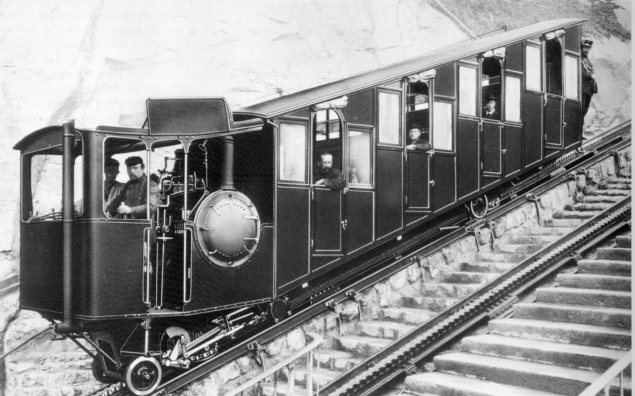 Электровоз Сименса 1879. Первый пассажирский паровоз в мире. Паровозо-вагон Томаса. Вагон-самоход 1914.