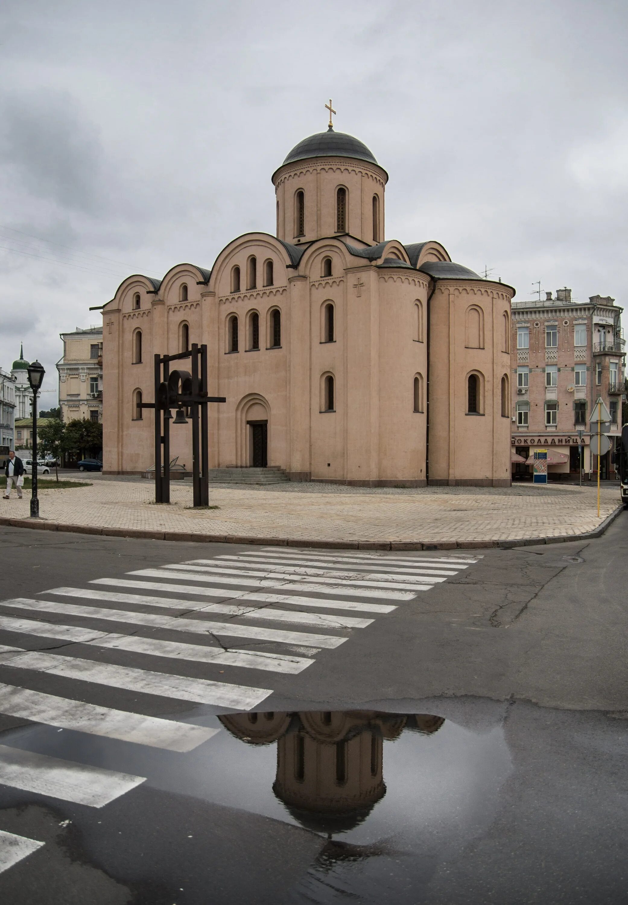 Церковь успенской богородицы. Храм Успения Богородицы Пирогощи Киев. Церковь Богородицы Пирогощи в Киеве. Десятинная Церковь Успения Богородицы в Киеве. Церковь Богородицы Пирогощи на Подоле в Киеве.