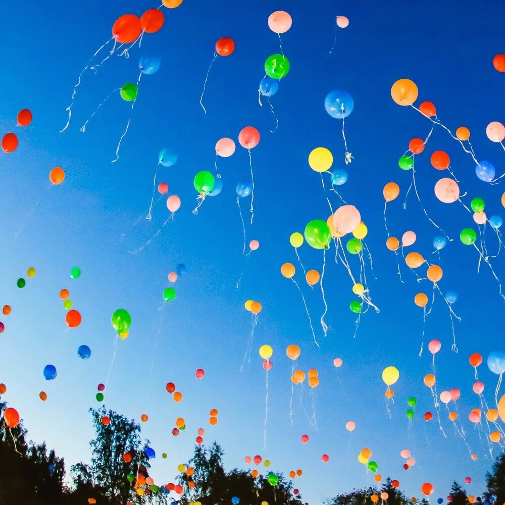 Яркие шары в небе. Фейерверки и воздушные шары. Шары летят. Запуск шаров.