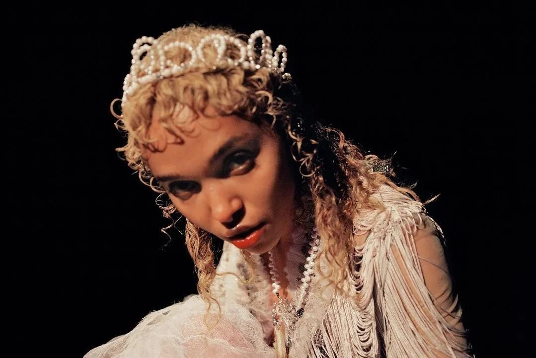 Fka twigs two weeks. Fka twigs. fka twigs caprisongs. fka twigs 2025. fka twigs tears.