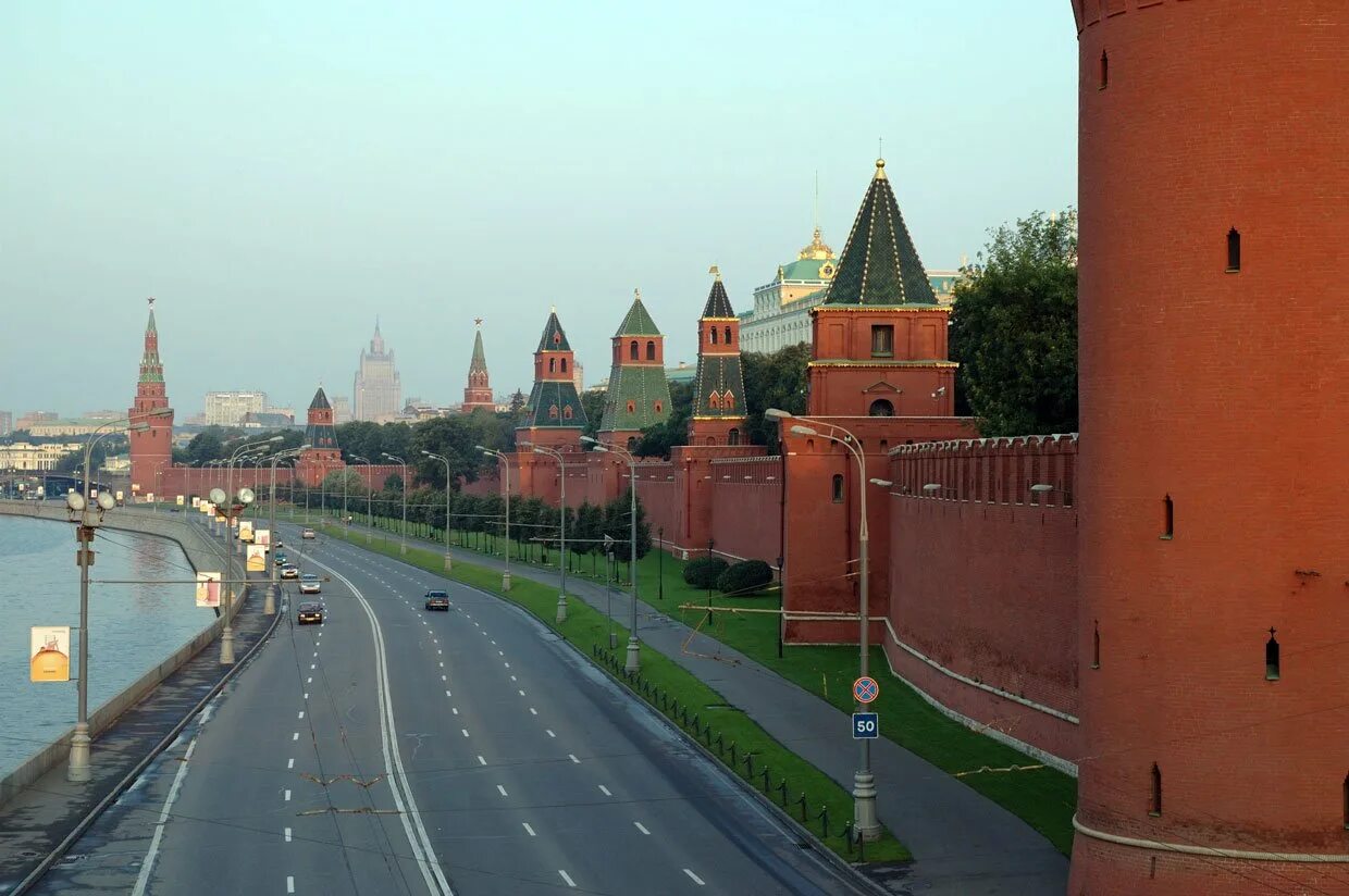 Кремлевские стены и башни. Краснокаменный Московский Кремль. Краснокирпичный Кремль в Москве. Кирпичный Кремль Ивана 3. Красный кирпичный Московский Кремль при Иване 3.