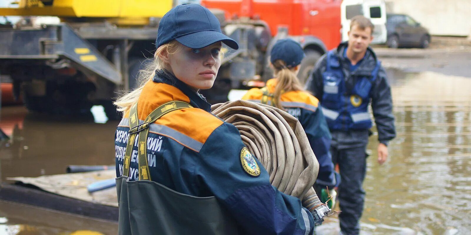 МЧС наводнение. Волонтеры в зоне ЧС. Волонтеры спасатели. Добровольцы в ЧС.