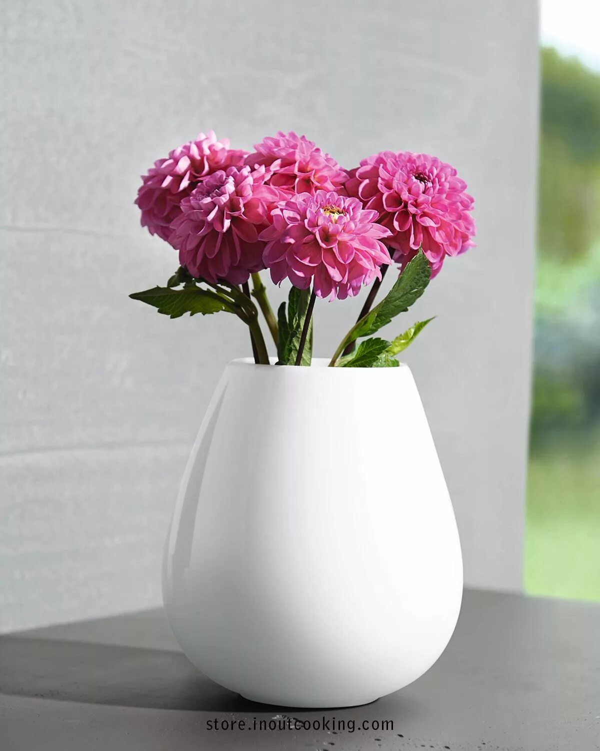 Ваза с белыми и красными. Ваза для цветов (красный). Ваза на белом фоне. Маленькая белая ваза прямоугольная. Красная ваза в интерьере.