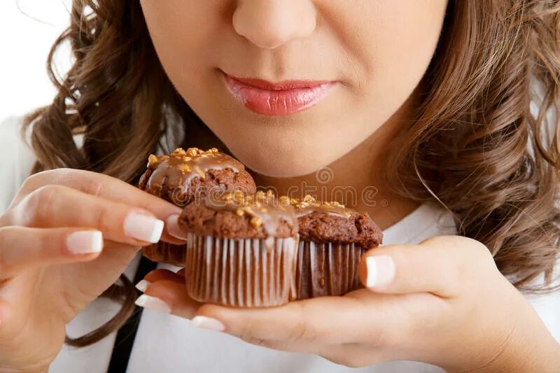 Сон ем шоколад. Дегустатор шоколада женщина. Женщина в шоколаде. Булочка с шоколадом. Девушка есть шоколадный торт.