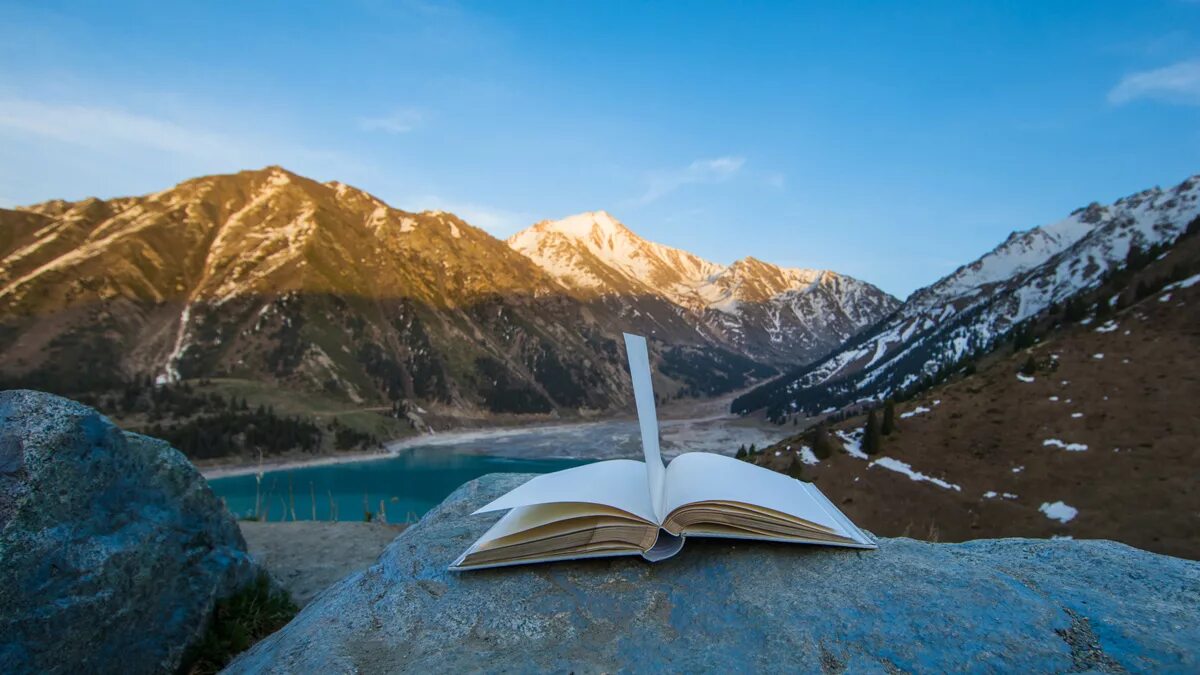 Книга маленькая гора. Гора книг. Гора книжек. Изображения горы книг. Книга на фоне гор.