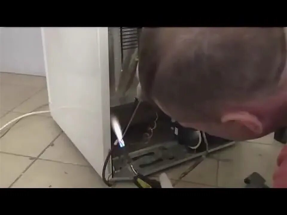 Ремонт холодильника видео. Холодильник бирюса лампочка подсветки. Холодильник атлант замена. Поломки холодильников. Замена термостата в холодильнике атлант.