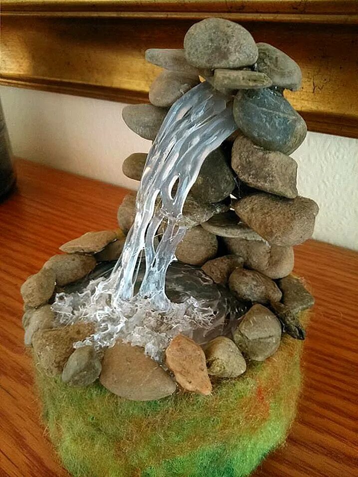 Сделать фонтан из трубочек. Декоративный водопад для сада. Поделки из камней. Фонтан своими руками поделка. Водопад из природного материала.