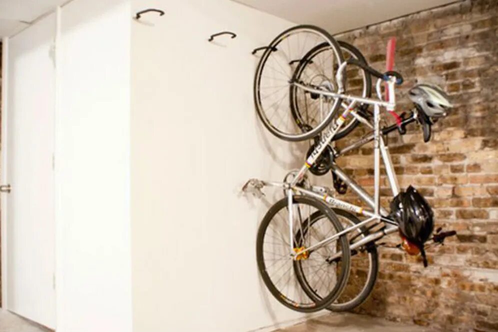Можно ли хранить на лестничной площадке. Велосипед на стене. Хранение велосипеда в подъезде. Хранение велосипеда на стене в подъезде. Велосипед в подвале.