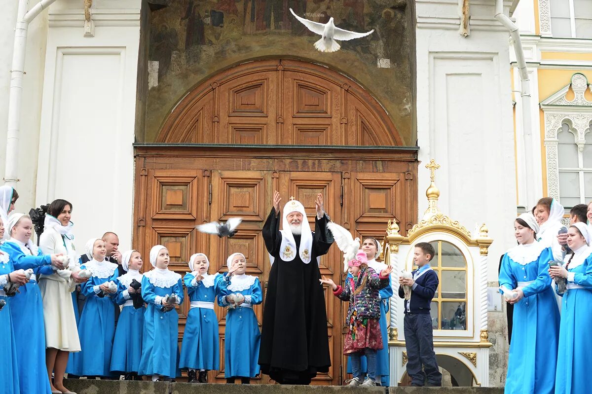 Благовещение в какой одежде. Благовещение празднование. Празднование праздник Благовещение. Благовещение богослужение. Благовещение Пресвятой Богородицы служба в храме.