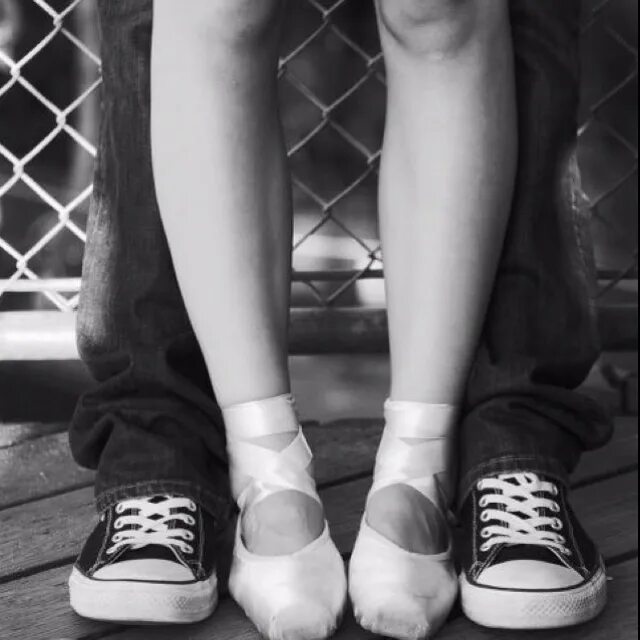 Влюбленные пары ног. Ноги парней. Современная пара ноги. Две пары ног. Ноги девушки на парне.
