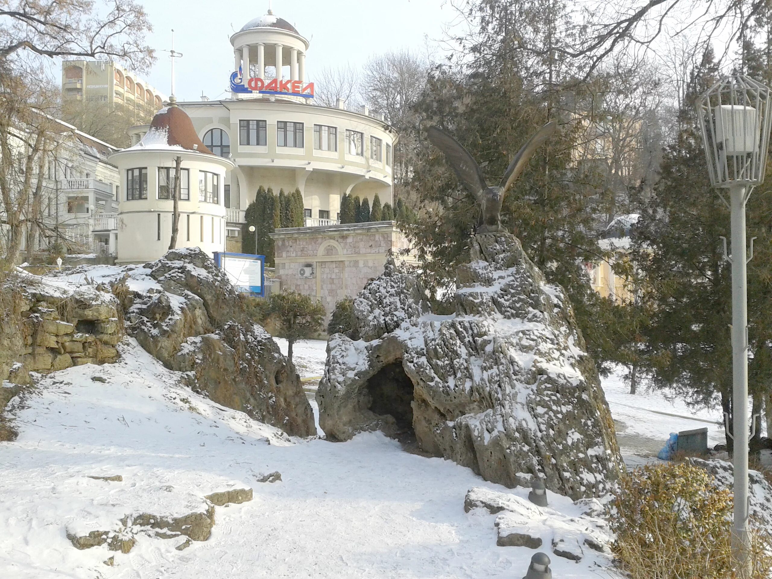 Минеральные воды декабрь. Курортный парк Кисловодск зимой. Курортный парк Железноводск зимой. Курортный парк Ессентуки зимой. Кавказ санаторий Кисловодск зимой.