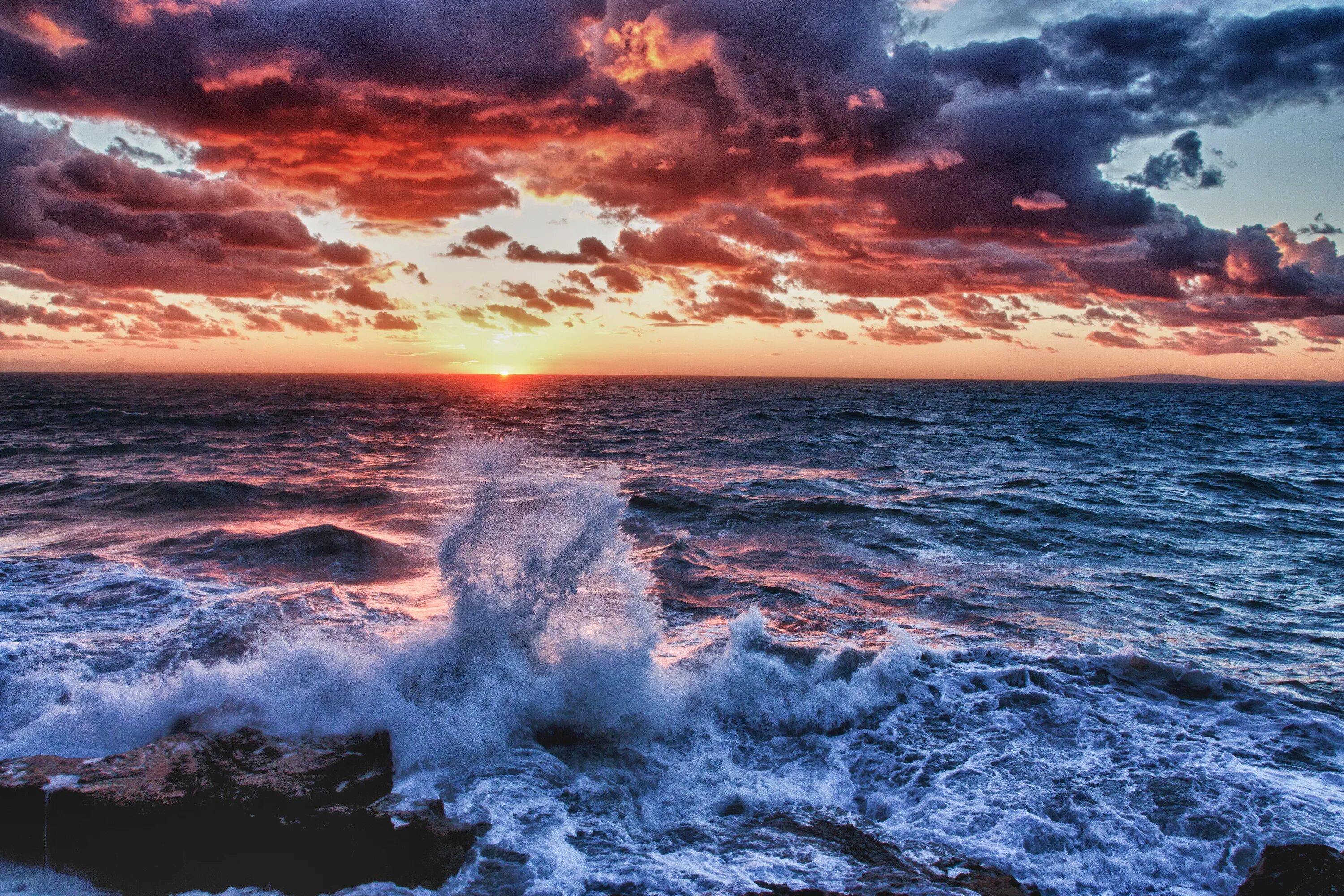 Закат обои на айфон. Красивое море. Океан закат. Закат фото. Море закат волны.