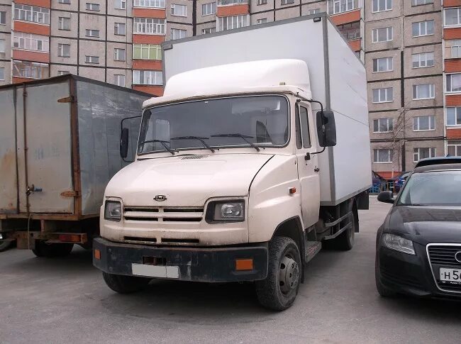 Взять фуру в аренду с последующим. Взять в аренду сцепку с последующим выкупом. прокат рефрижераторов;. человек рядом с рефрижератором фото.