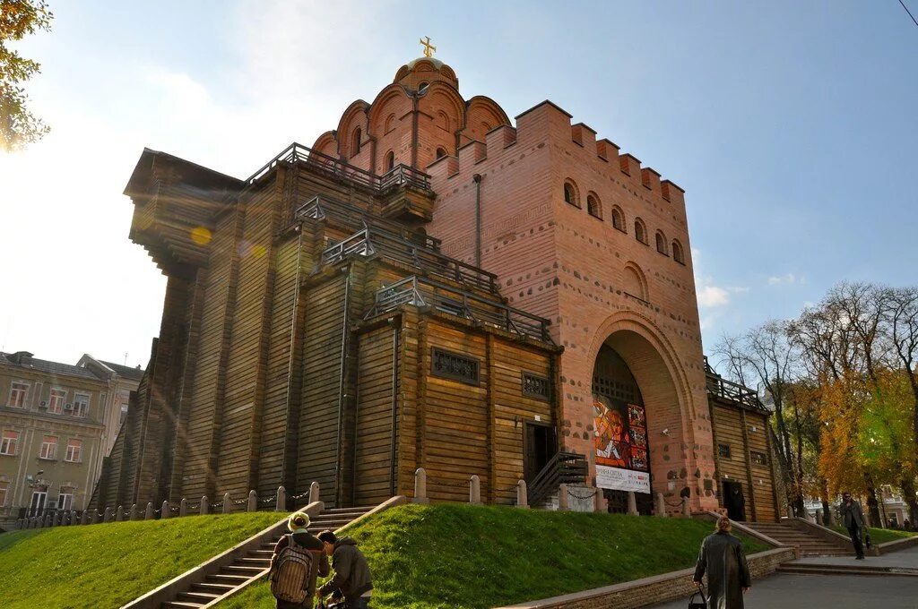 Какие сооружения украшали киев 4 класс. Золотые ворота Киев 1037 год. Золотые ворота в Киеве 1037 г при Ярославе мудром.