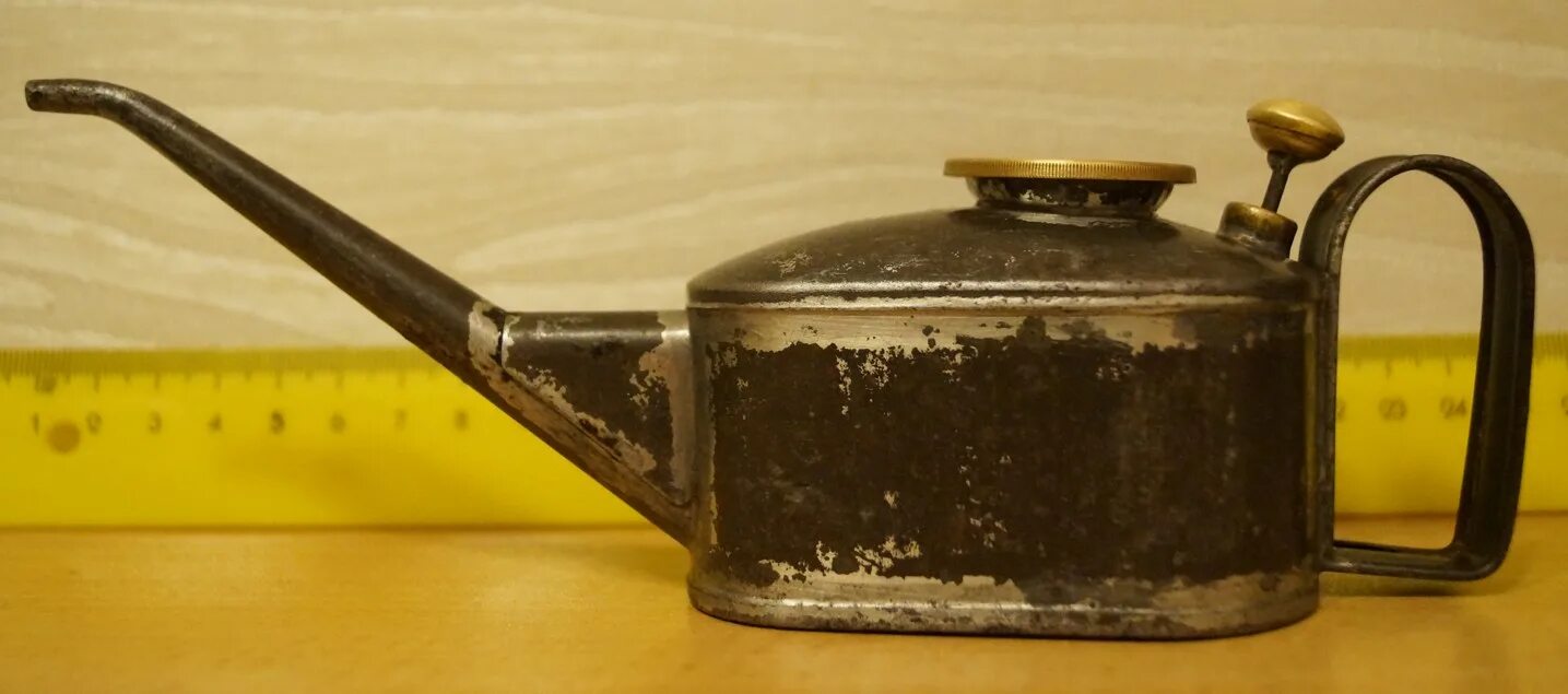 Античная масленка. Античная масленка. Старинная маслянка мальчик. Масленка elan gallery. Маслёнка для смазки швейных машин пмз.