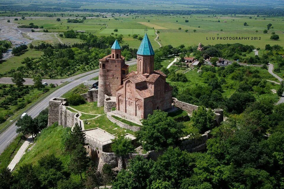 Греми. Монастырь Греми Кахетия. Крепость Греми Кахетия. Замок Греми Грузия. Грузия Цитадель Греми.