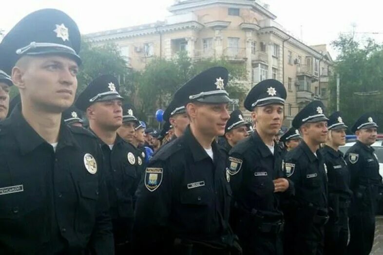 Милиция мариуполь. Новая полиция мариуполь. Форма украинской полиции в мариуполе. Школа милиции мариуполь. Новая полиция мариуполь.