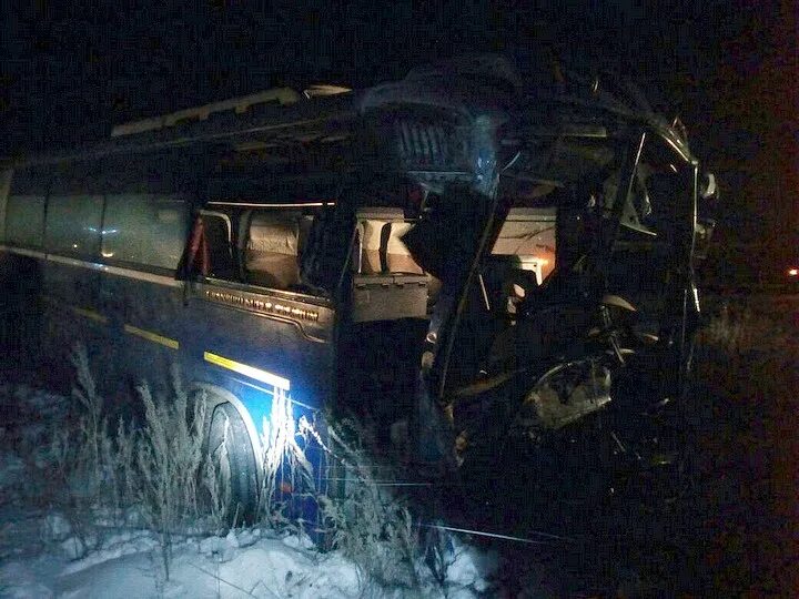 Пермь качканар автобус. Автобус въехал в дом Качканар 2014. В Качканаре автобус въехал в дом. Качканар маршрутки фото. Качканар врезался в дом черно белая фото.