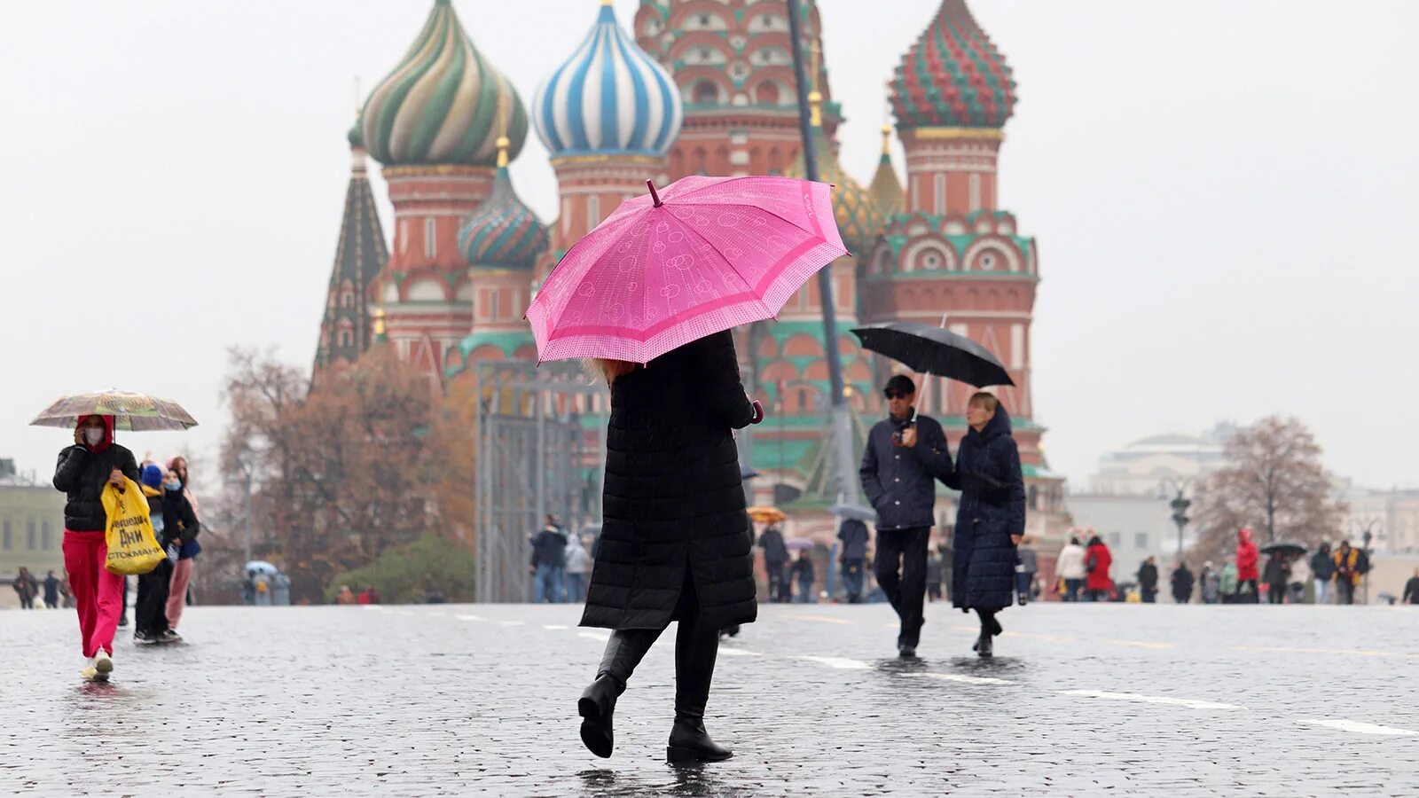 Выходные в мск. Дождливый день в Москве. Дождь в Москве. Сильнейший дождь в Москве. Москва в ливень красная площадь.