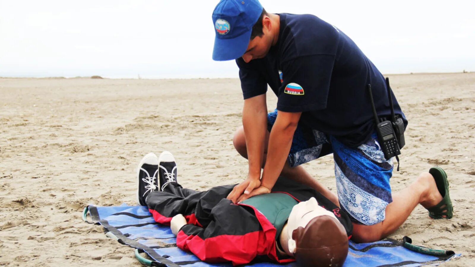 Оказание первой помощи пострадавшим искусственное дыхание. Первая помощь утопающему на воде. Человек без сознания на берегу. Первая помощь утопающему на берегу.