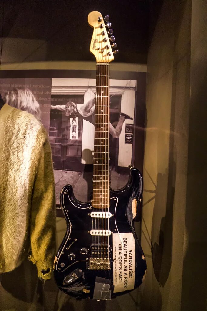 На какой гитаре играл курт кобейн. Kurt cobain vandalism stratocaster. курт кобейн с fender stratocaster. fender vandalism kurt cobain. fender stratocaster гитара курта кобейна.